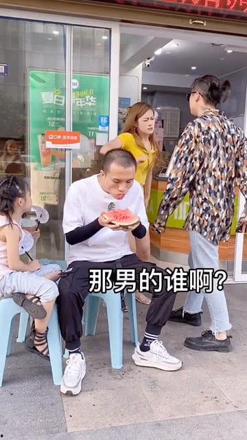 看小情侣吵架吃瓜,小情侣吵架现场，吃瓜群众围观热议