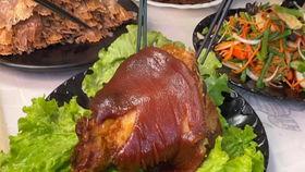 刘大瓜吃肘子,肘子盛宴尽享人生