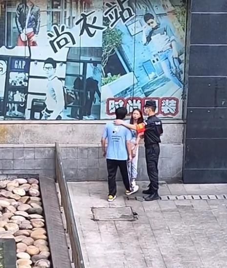 重庆情侣吃瓜事件,一场网络热议背后的真相揭秘