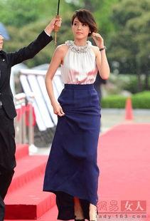 劈叉女星吃瓜图片,这身材太绝了！