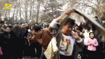 大妈大爷吃瓜群众