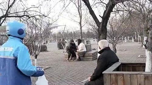 大妈大爷吃瓜群众