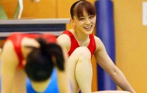 体操队长吃瓜,揭秘运动场上的趣味瞬间