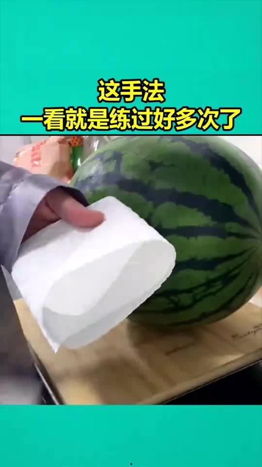 可可睡不着吃瓜