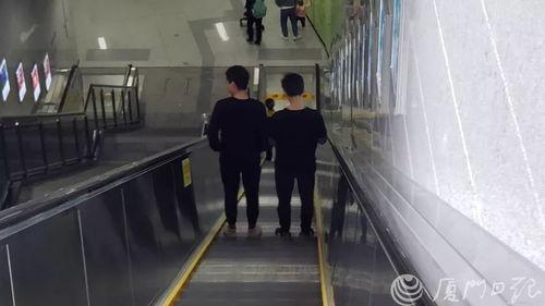 吃瓜被堵在扶梯上